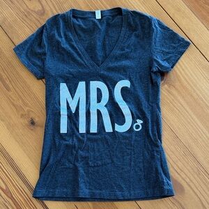 Graphic V-Neck Tee “MRS” - grey heather